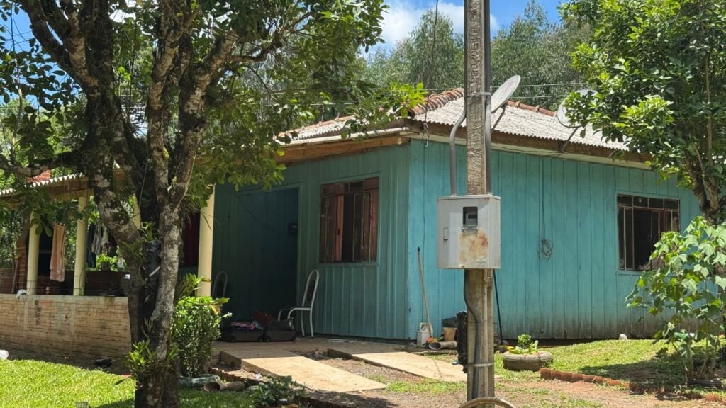 Casa em Terra Cortada, zona rural de Prudentópolis, onde 11 pessoas foram atacadas a tiros; uma bebê morreu e oito ficaram feridos.