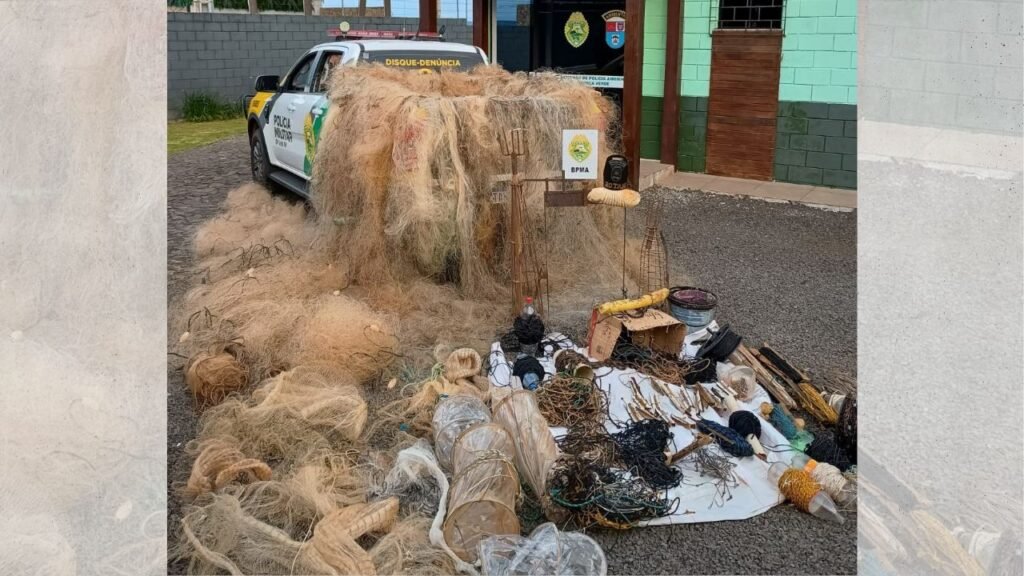 Materiais ilegais de pesca apreendidos pela Polícia Ambiental na região da Represa do Segredo, no Paraná