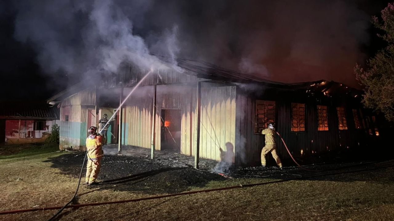 Salão comunitário destruído por incêndio em Laranjeiras do Sul na noite de 22 de janeiro
