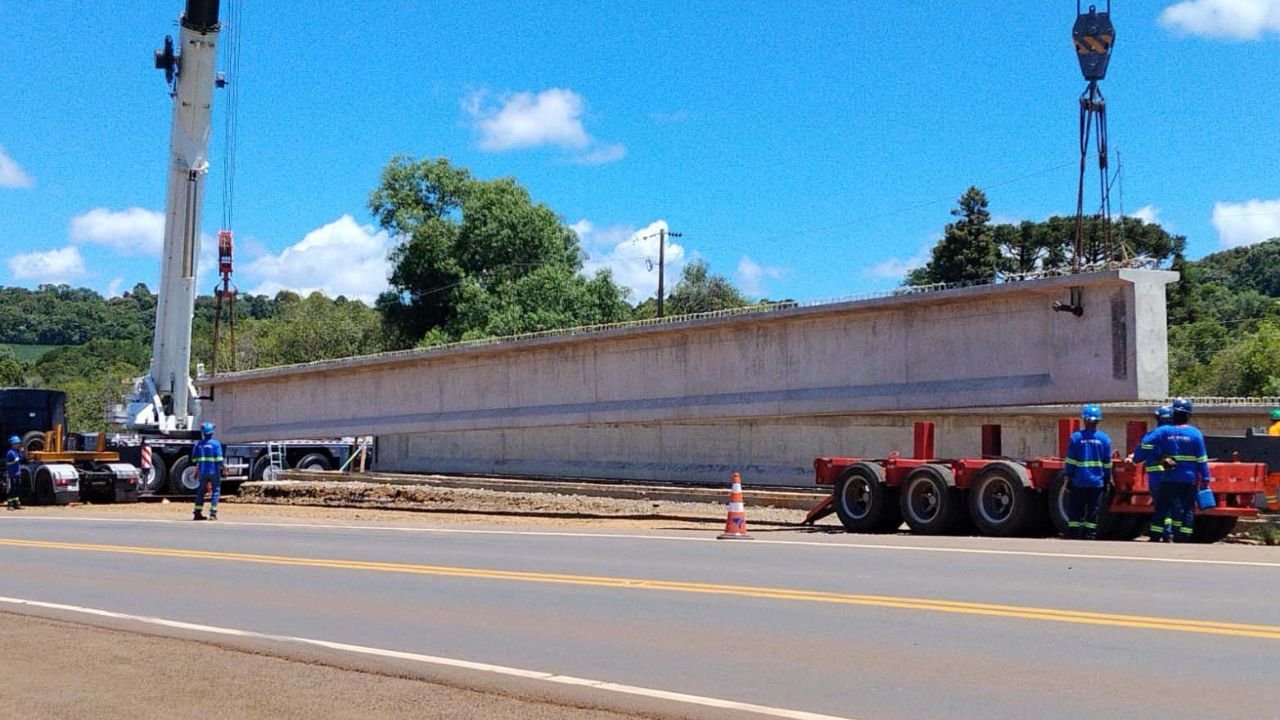 Montagem da nova ponte sobre o Rio Carazinho na PRC-466