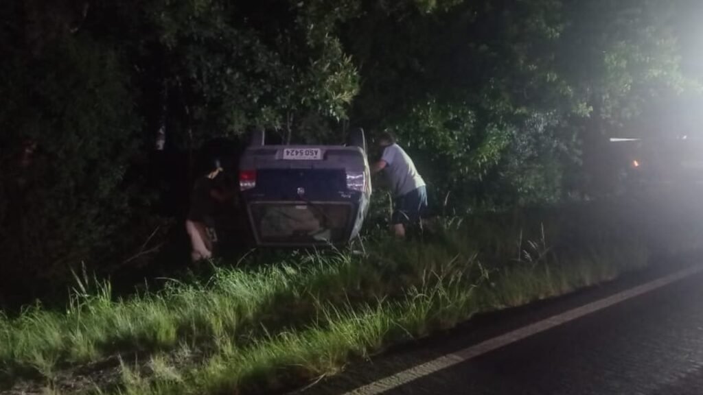 Carro capotado na PR-170 entre Faxinal do Céu e Pinhão após acidente neste domingo.