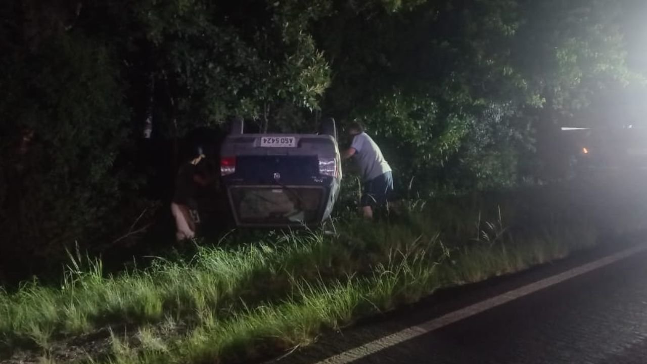 Carro capotado na PR-170 entre Faxinal do Céu e Pinhão após acidente neste domingo.