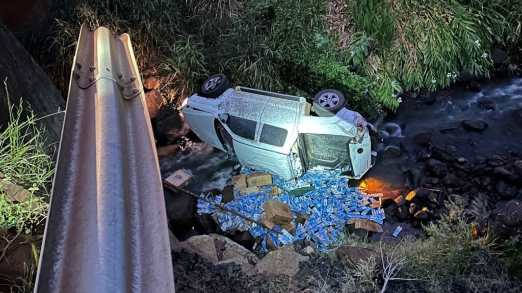 Caminhonete caída no rio em Candói após perseguição da polícia na BR-373.