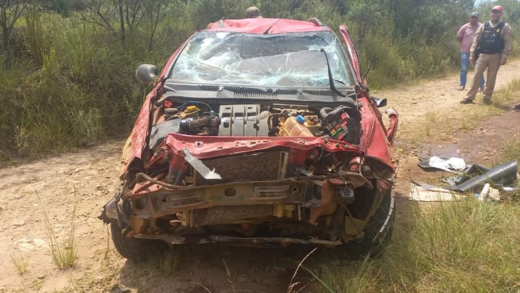 Fiat Strada capotada após sair da pista na PR-170 em Pinhão, no Paraná.