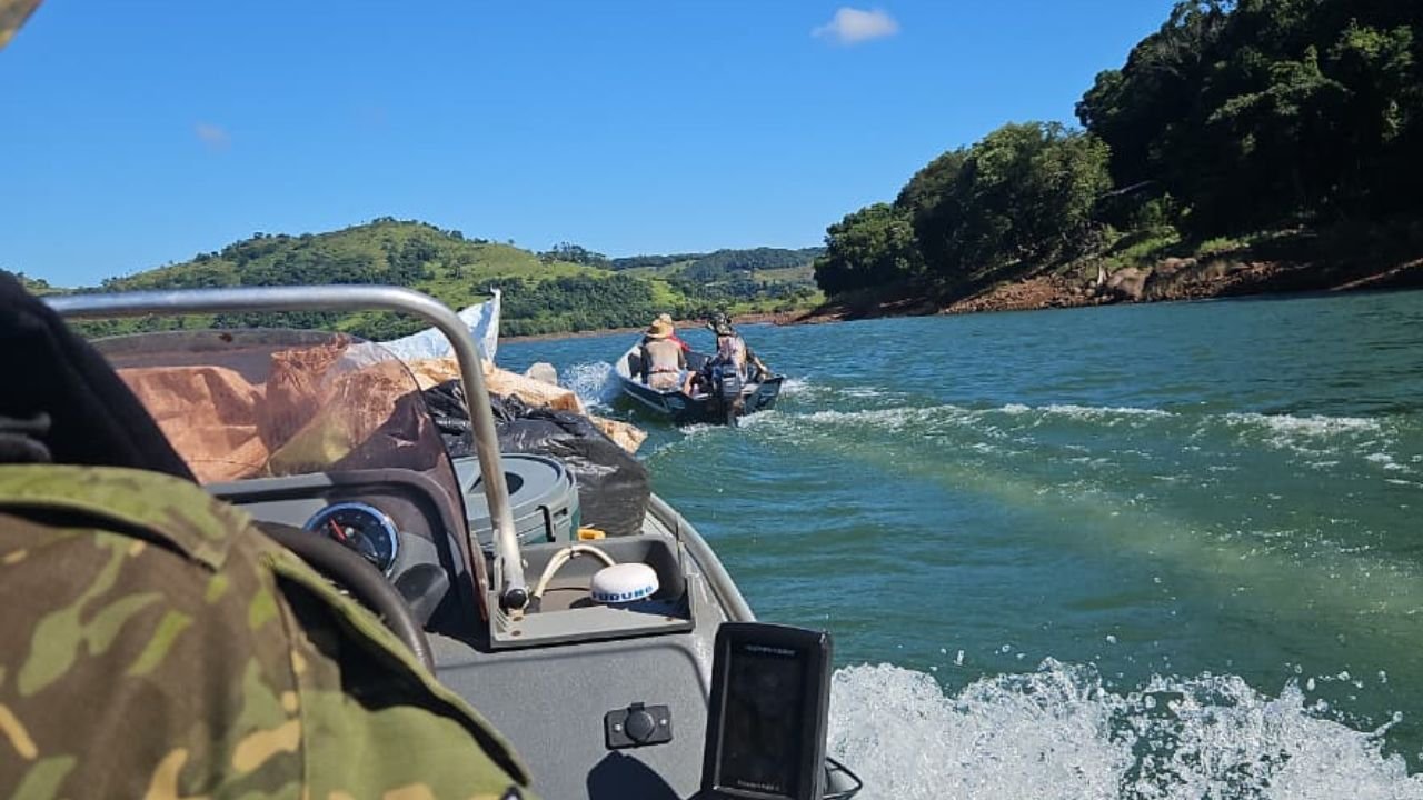 Peixes e materiais apreendidos em operação contra pesca ilegal no Rio Cavernoso, em Candói.