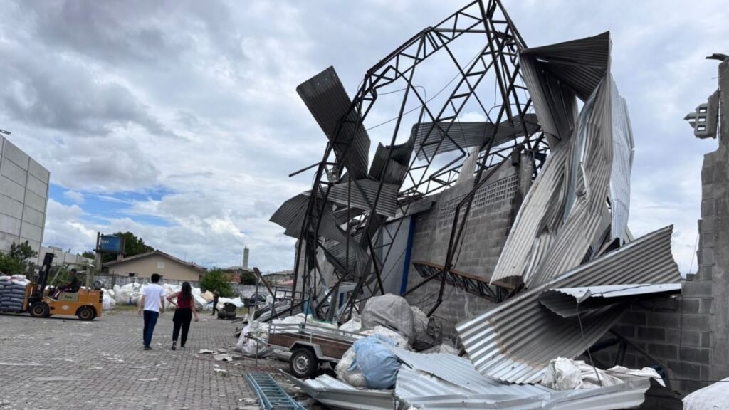 Tornado em São José dos Pinhais causou estragos no bairro Guatupê