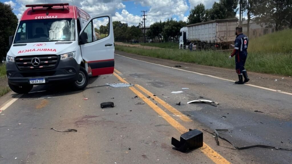Carro capotado após acidente que matou uma mulher de cerca de 35 anos
