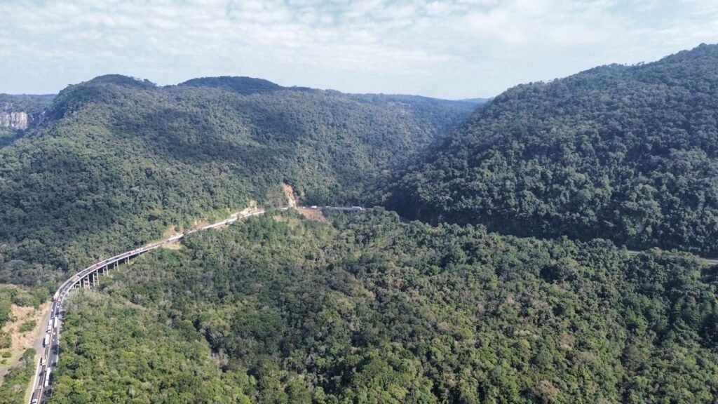 Obras de contenção de encostas da EPR Iguaçu na Serra da Esperança, na BR-277, entre Guarapuava e Prudentópolis