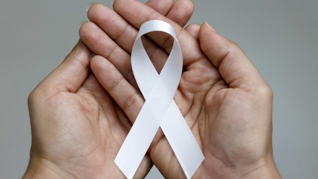 Ação do Janeiro Branco na Praça XV de Novembro em Guarapuava com orientações sobre saúde mental