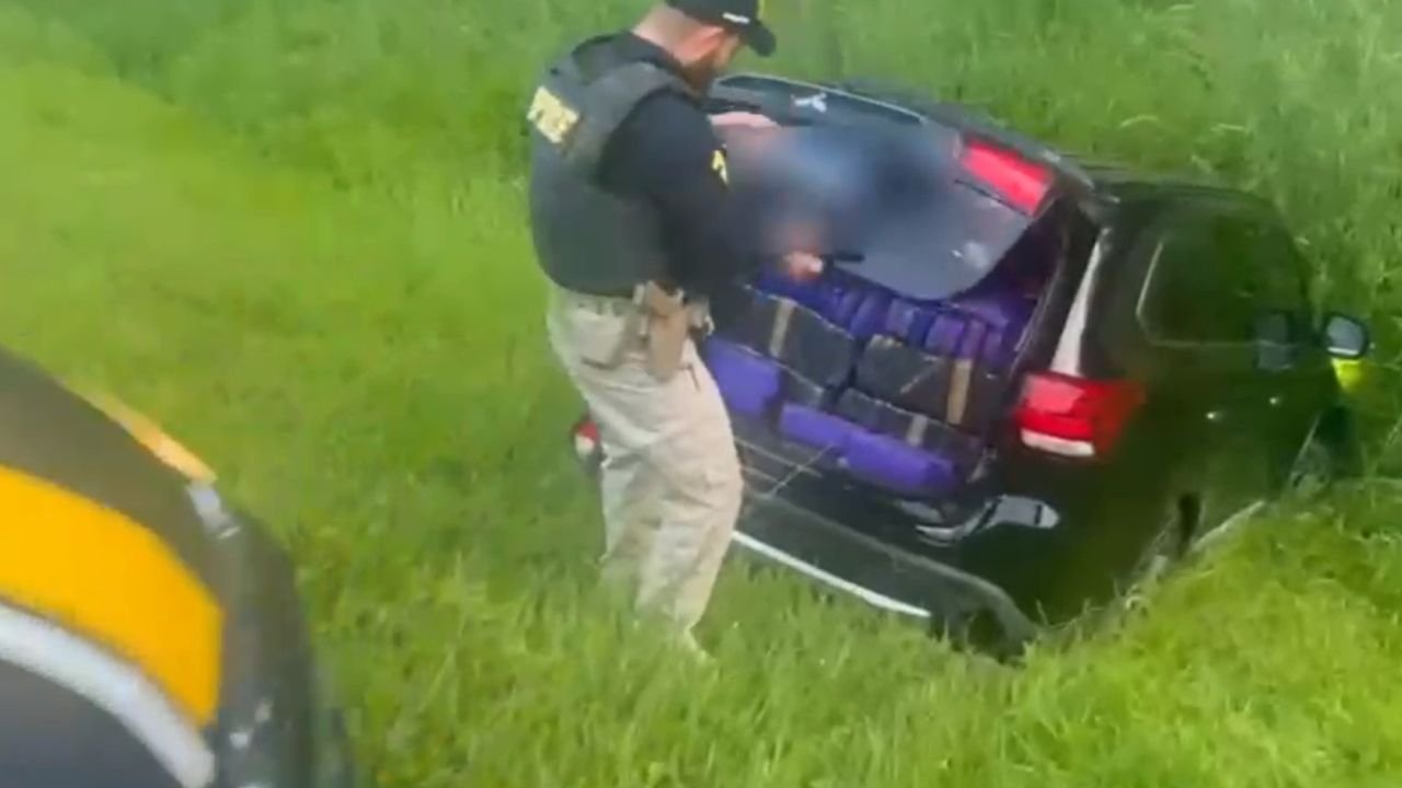 Droga apreendida pela PRF após perseguição na BR-277 em Prudentópolis