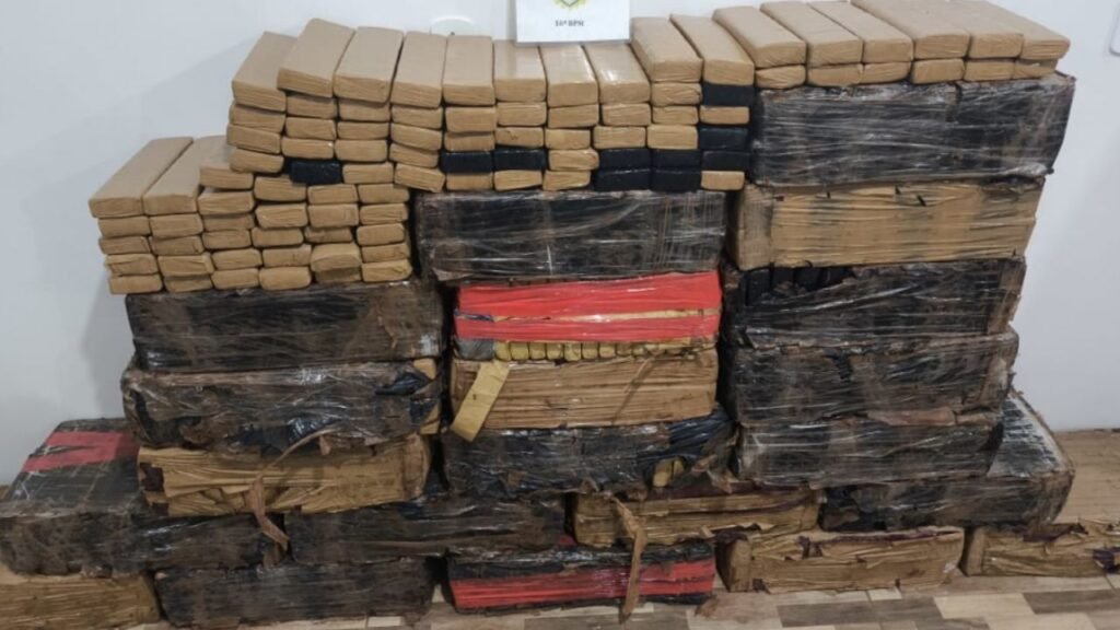 Polícia apreende quase 600 quilos de maconha em carro abandonado em Manoel Ribas