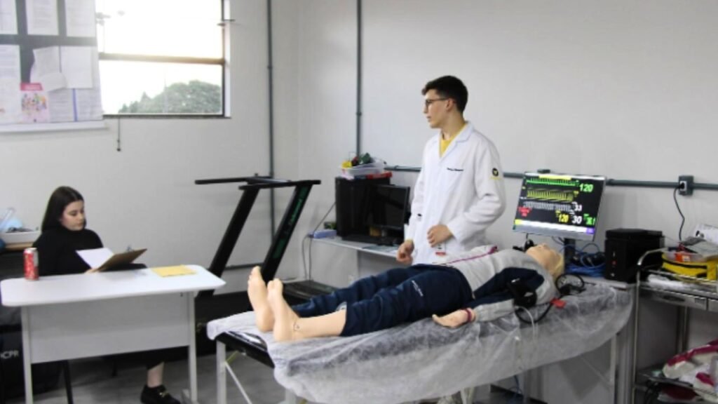 Estudante do curso de Medicina da Unicentro em atividade prática durante formação acadêmica