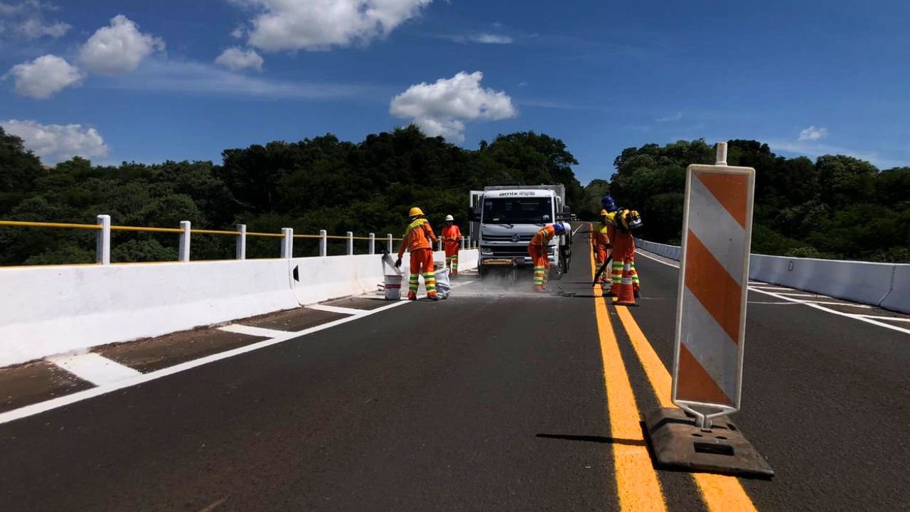 Manutenção na Ponte do Rio Cavernoso na BR-277 em Cantagalo com trânsito em pare e siga