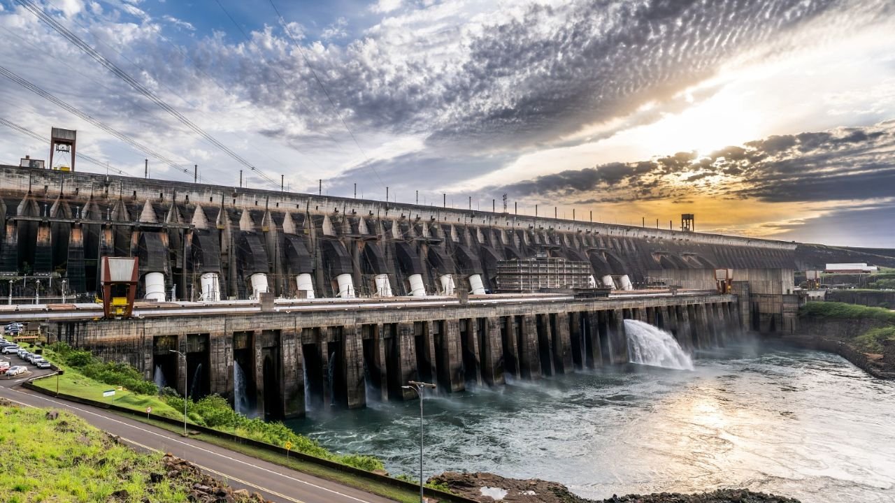 Usina hidrelétrica de Itaipu, responsável pelo repasse de royalties ao Brasil em 2025