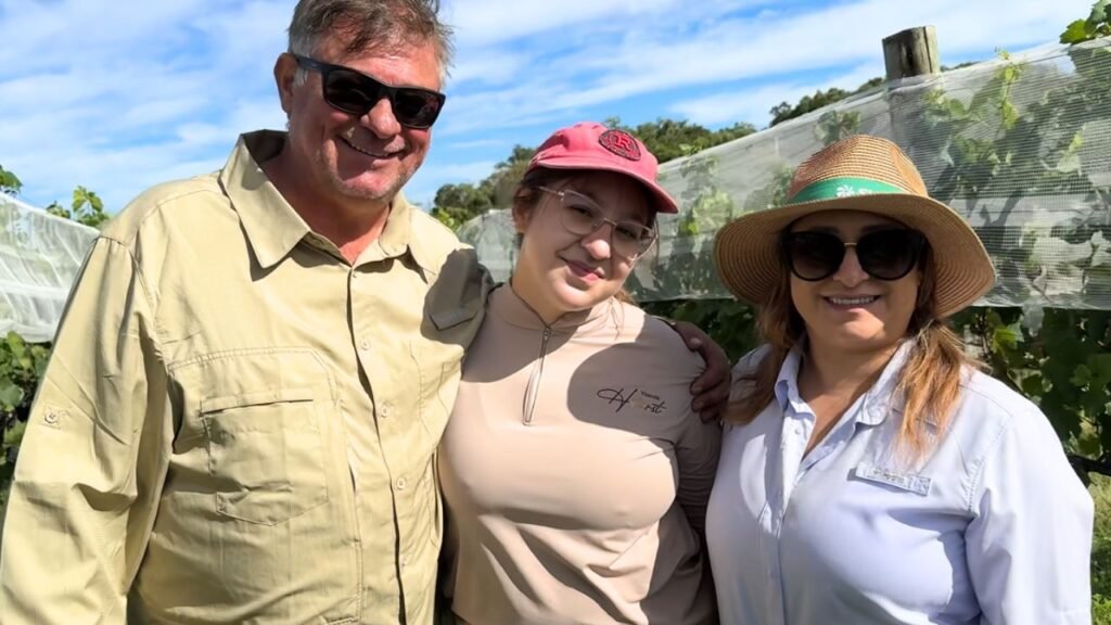 Alberto, Gabriela e Joelma Horst no vinhedo da família em Guarapuava, produtores de vinho e espumante no Paraná.