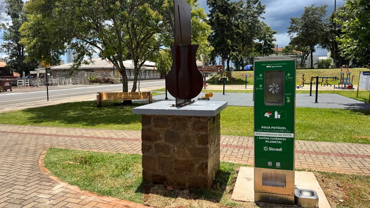 Novo espaço com água quente para chimarrão na Praça da Ucrânia, em Guarapuava