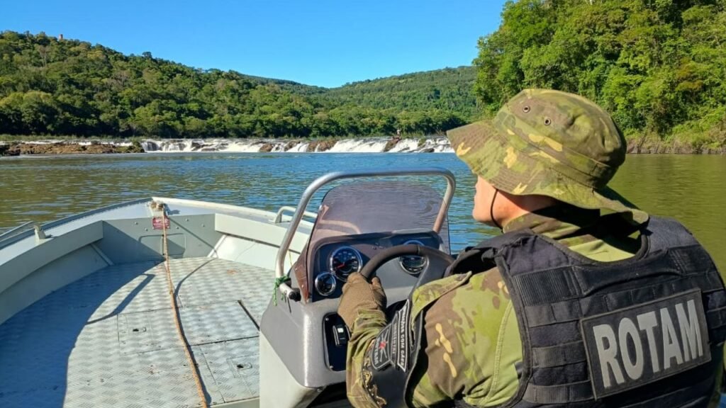 Polícia Ambiental realiza patrulhamento aquático em rio do Paraná durante o período da piracema