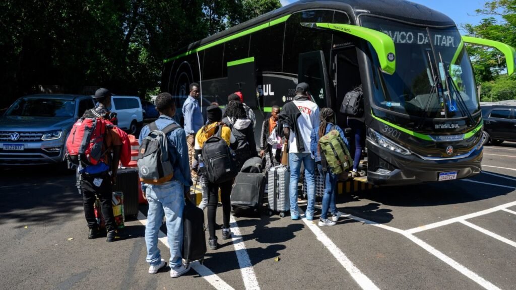 Haitianos desembarcam em Foz do Iguaçu e recebem apoio da Itaipu Binacional