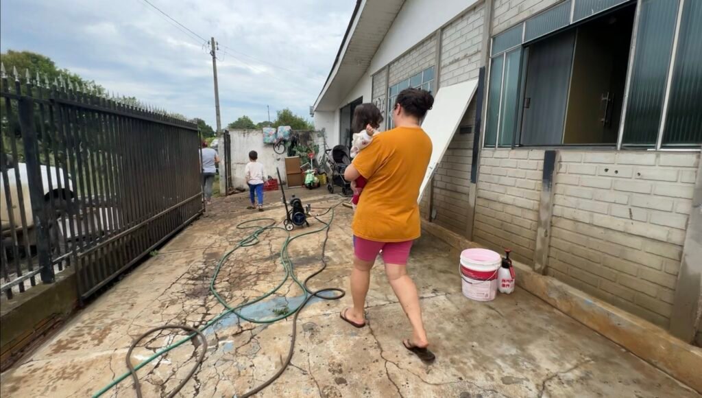 Alagamento destrói casa de Amanda na Vila Carli, em Guarapuava