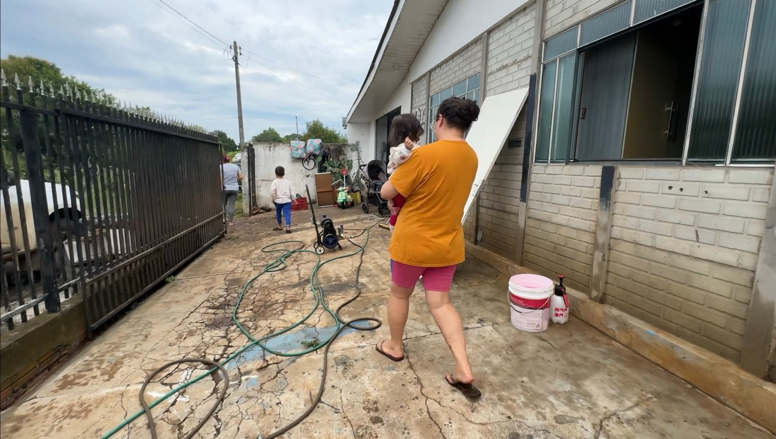 Alagamento destrói casa de Amanda na Vila Carli, em Guarapuava