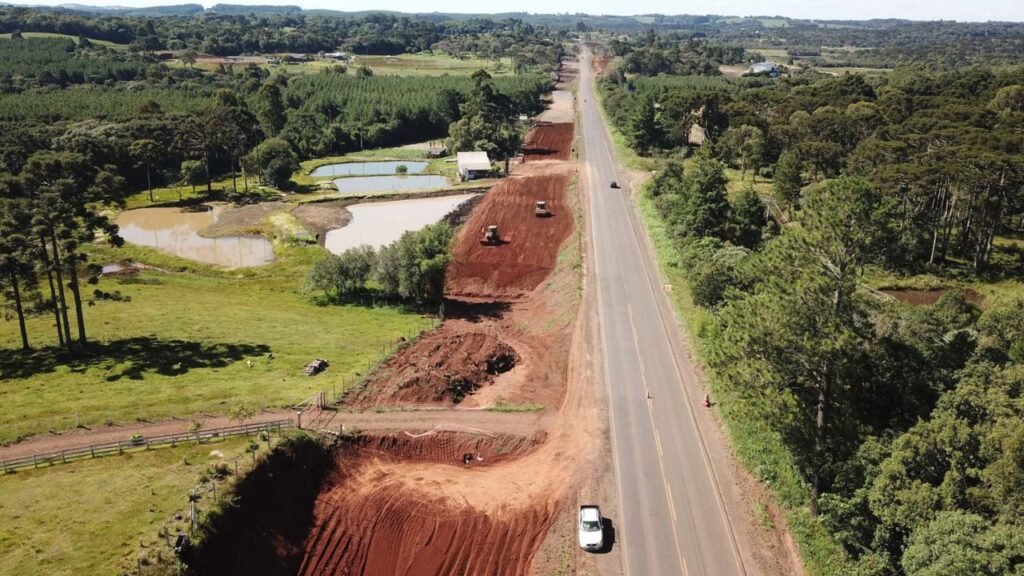 Detonação de rochas faz parte da duplicação em concreto da PRC-466, entre Turvo e Palmeirinha.