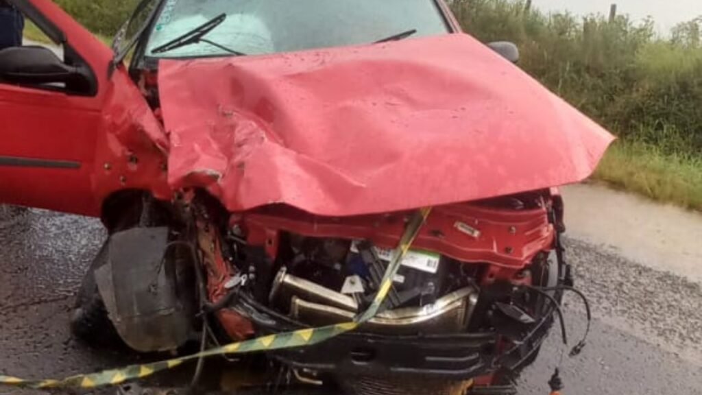 Acidente na PR-170, em Guarapuava, deixou um homem morto após colisão frontal entre Ranger e Strada. Duas pessoas ficaram gravemente feridas.