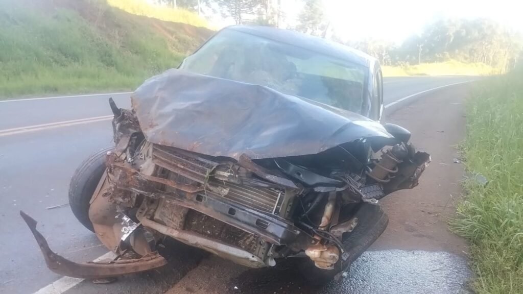 Carro colide contra barranco após acidente na PRC-466 em Turvo