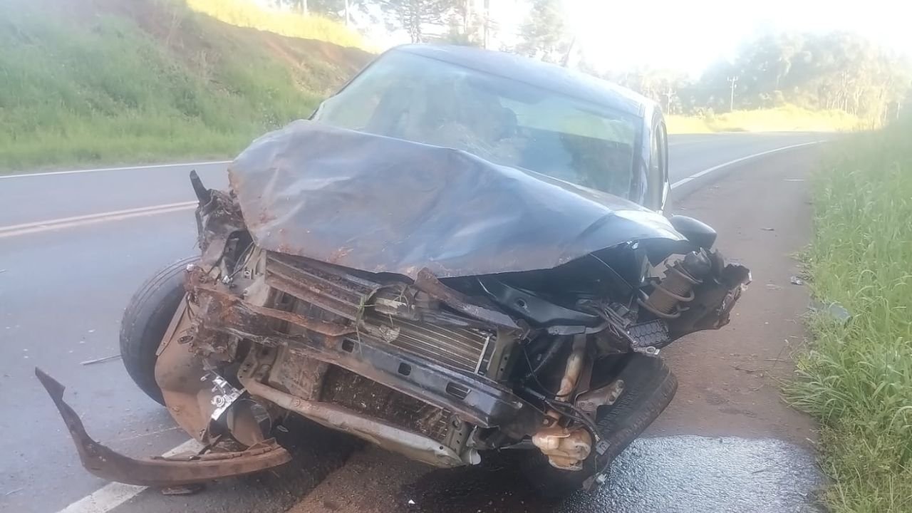 Carro colide contra barranco após acidente na PRC-466 em Turvo