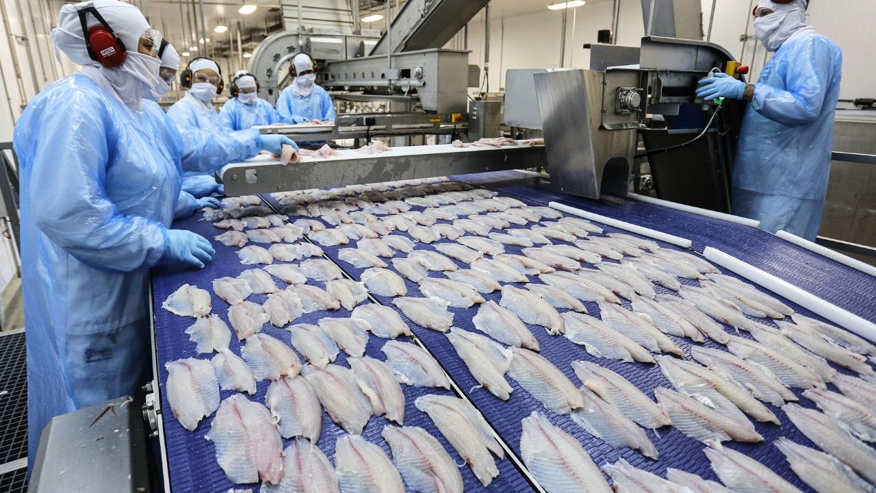 Filés de tilápia expostos para venda em peixaria durante período da Quaresma no Paraná