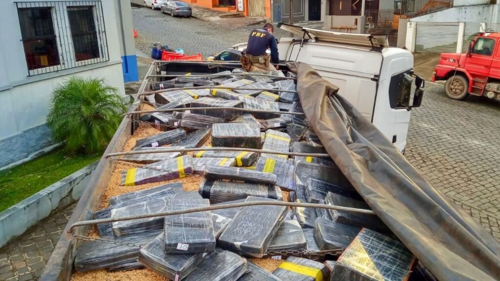 PRF apreende mais de 1,6 tonelada de maconha na BR-277, em Irati