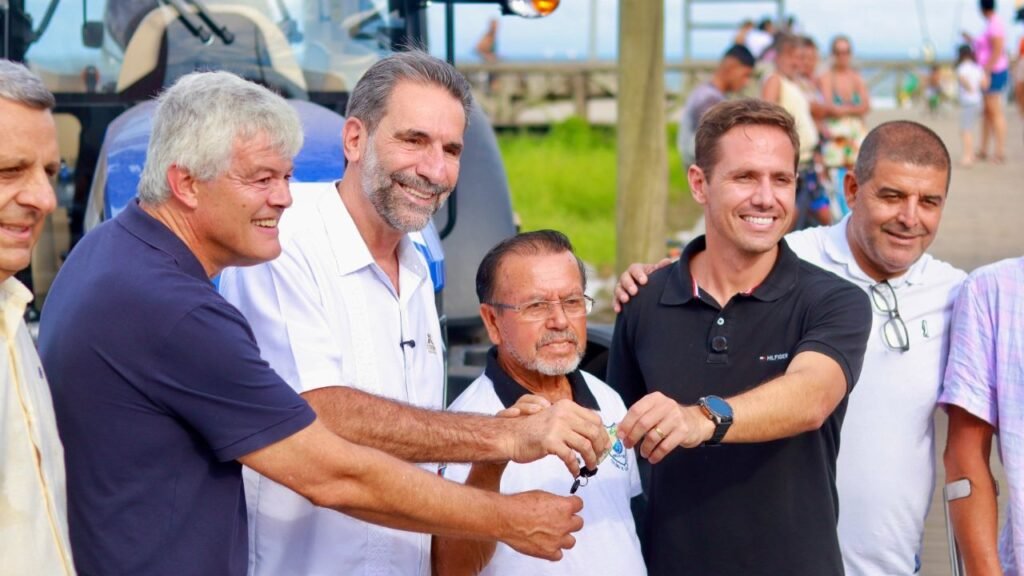 Entrega de tratores da Itaipu Binacional para pescadores da Colônia Z-5 de Ipanema, em Pontal do Paraná
