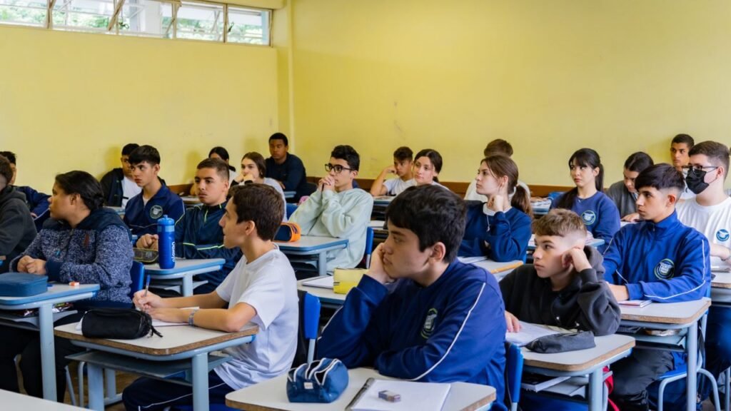 Alta procura por vagas em colégios cívico-militares mantém milhares de estudantes em lista de espera no Paraná.