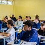 Procura por colégios...