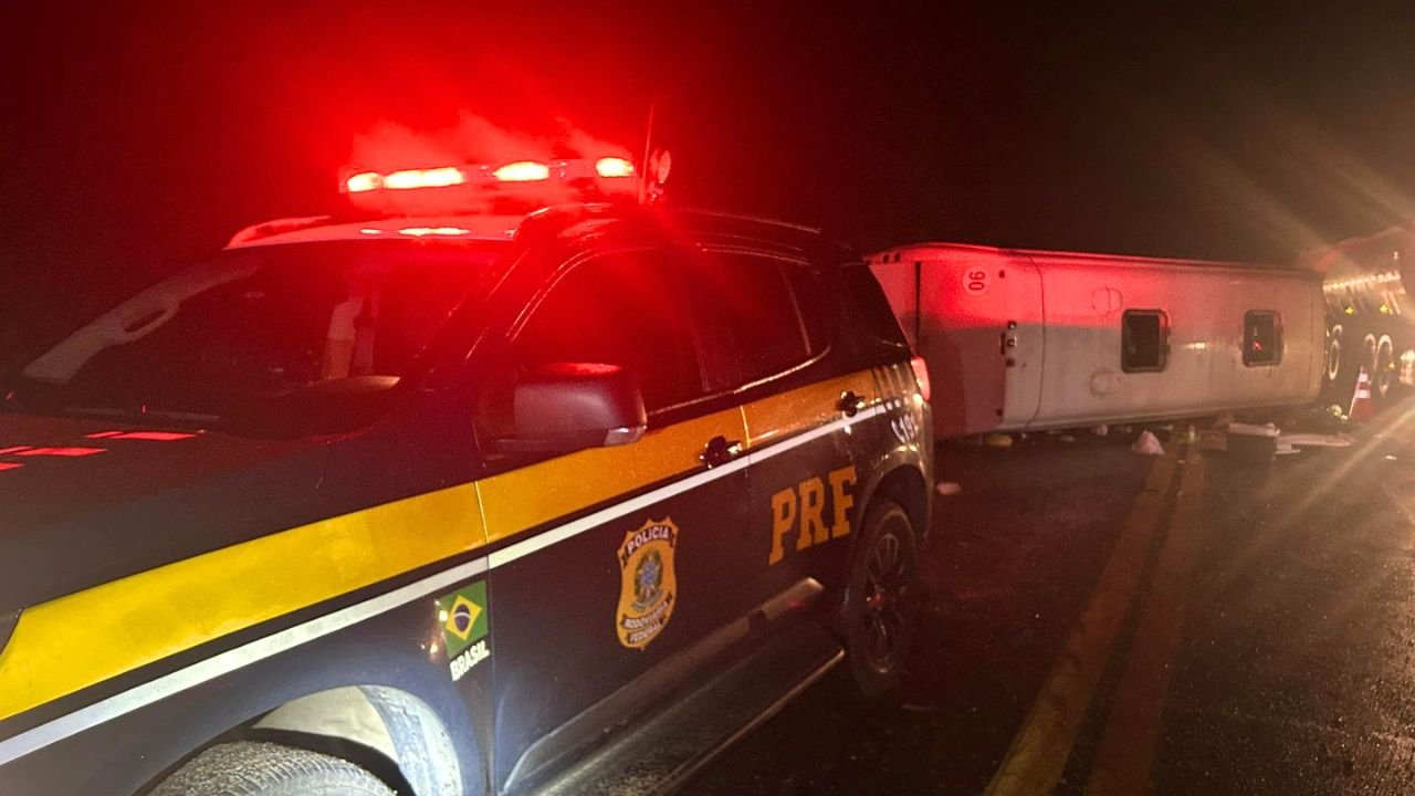 Micro-ônibus tombado após acidente na BR-277, em Irati, com vítimas feridas