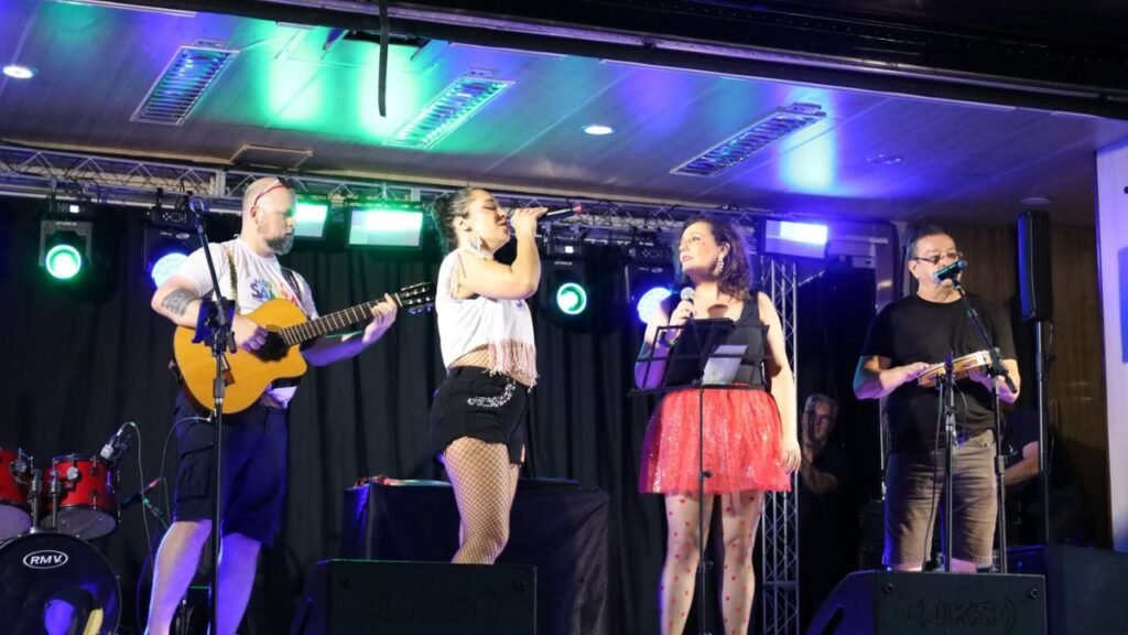 Famílias participam do Carnaval no Lago no Parque do Lago em Guarapuava