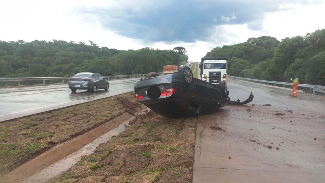 Capotamento na PRC-466 em Guarapuava na tarde de Carnaval