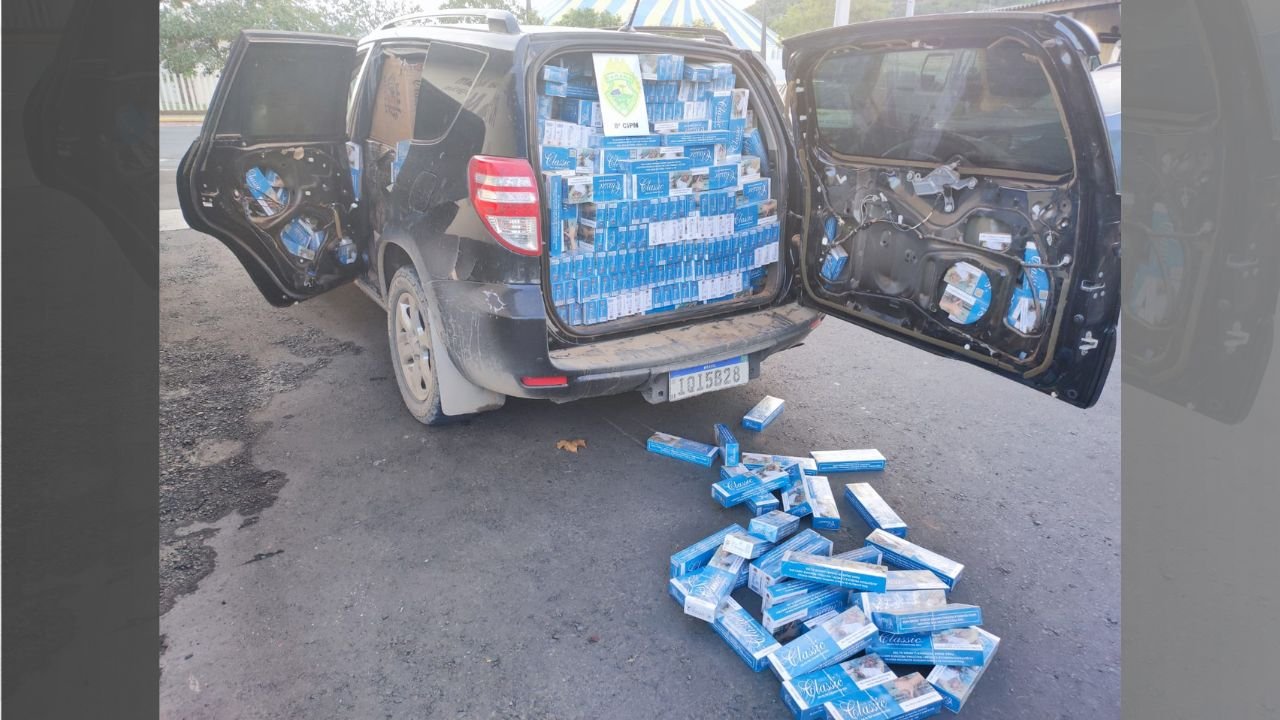 Porta-malas de carro carregado com caixas de cigarros contrabandeados apreendidos em Irati