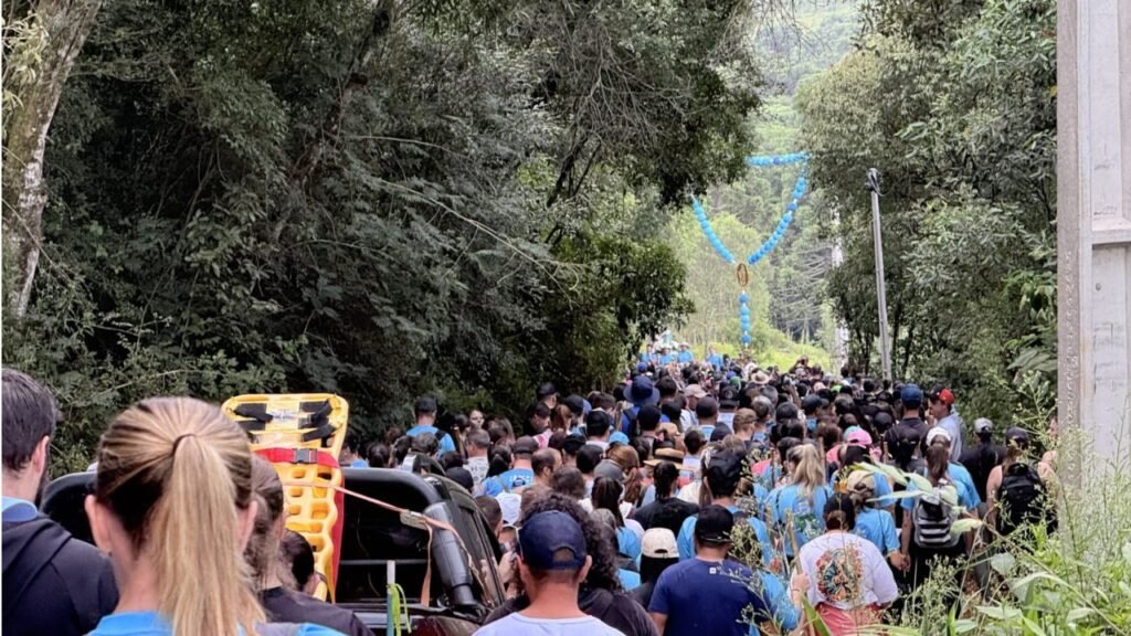 Fiéis participam da peregrinação do Caminho de Belém no Dia de Nossa Senhora de Belém, em Guarapuava