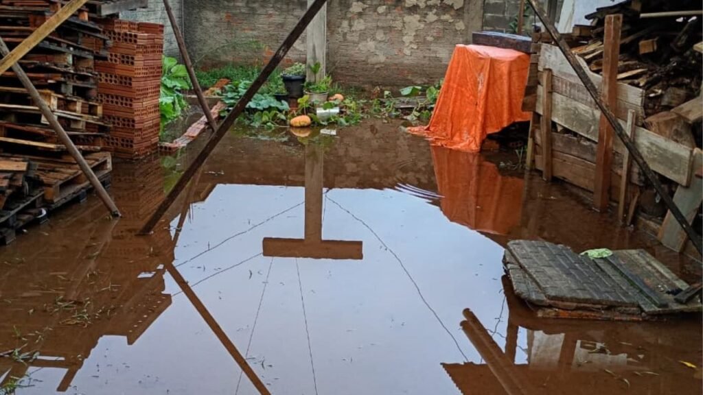 Registro mostra alagamento no Bairro Primavera em Guarapuava. Prefeitura afirma que situação ocorre dentro de área privada.