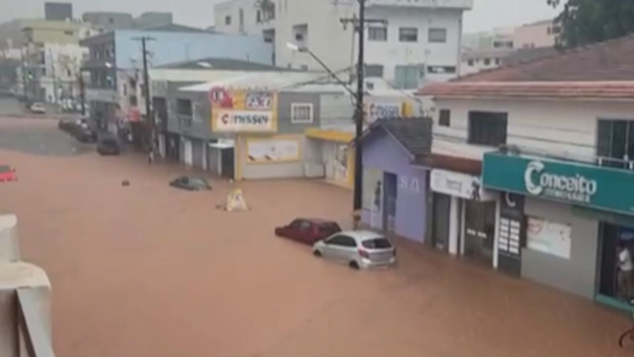 Ruas do Centro de Prudentópolis ficam alagadas após chuva forte