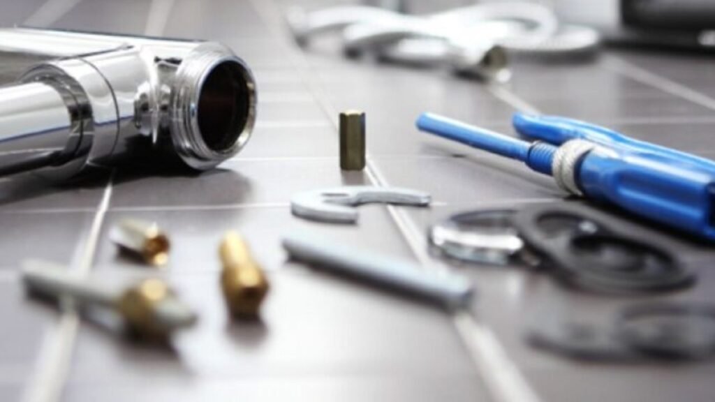 Mulheres participando de oficina de pintura e reparos residenciais em Guarapuava