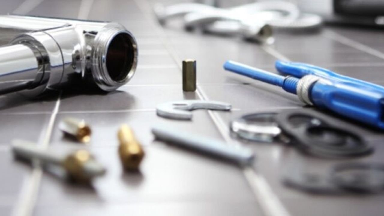 Mulheres participando de oficina de pintura e reparos residenciais em Guarapuava