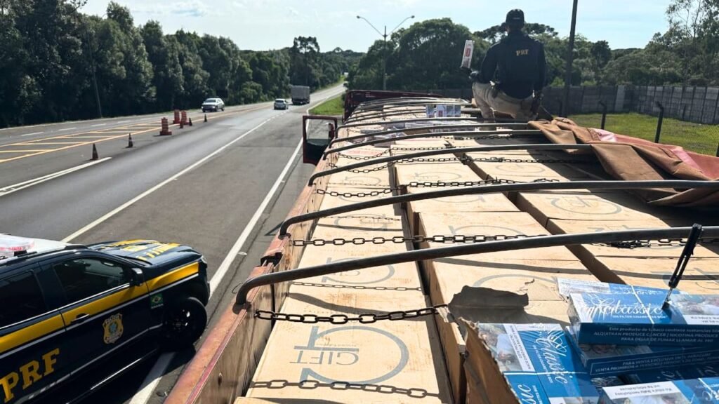 PRF apreende cerca de 380 mil maços de cigarros contrabandeados em caminhão na BR-277, em Guarapuava