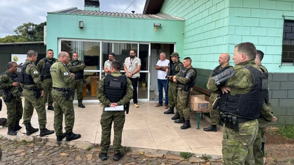 Policiais militares ambientais reunidos durante operação em Candói e Foz do Jordão
