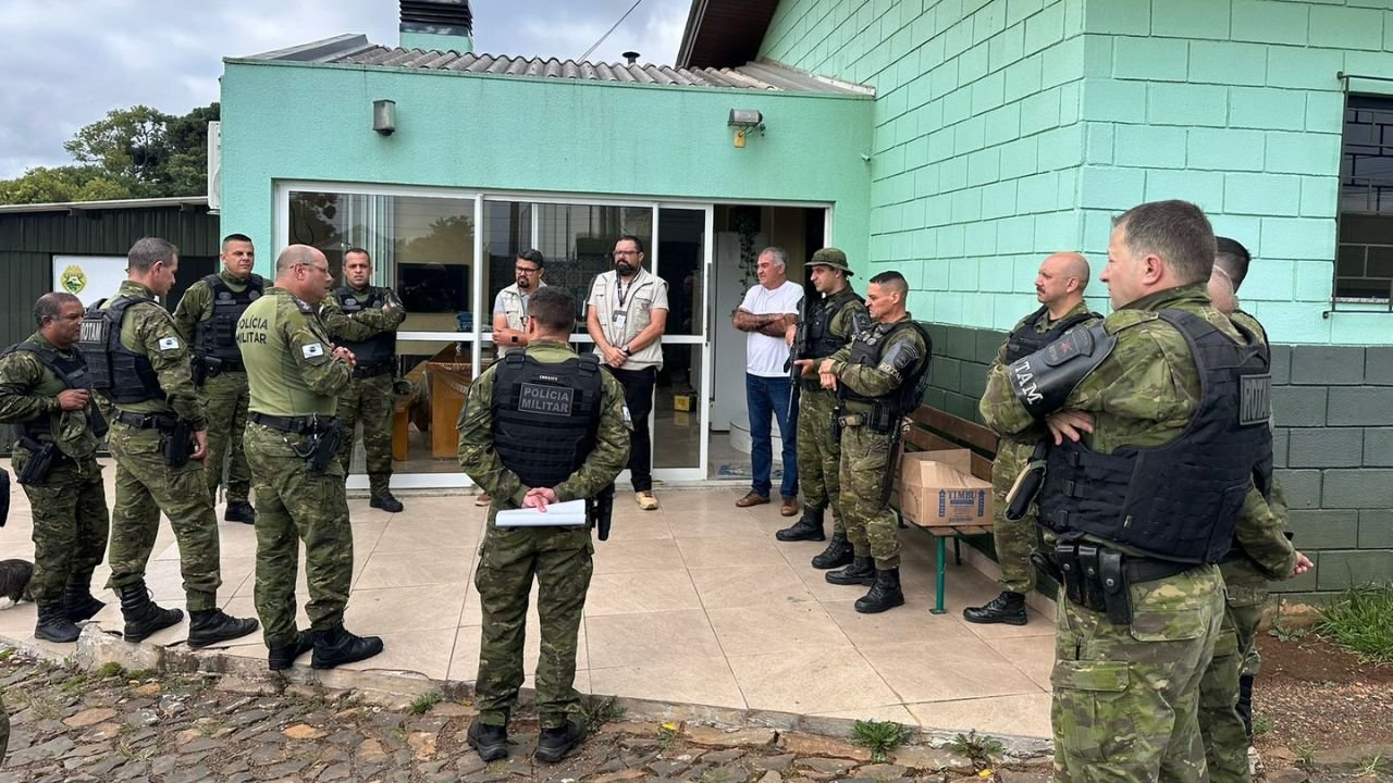 Policiais militares ambientais reunidos durante operação em Candói e Foz do Jordão