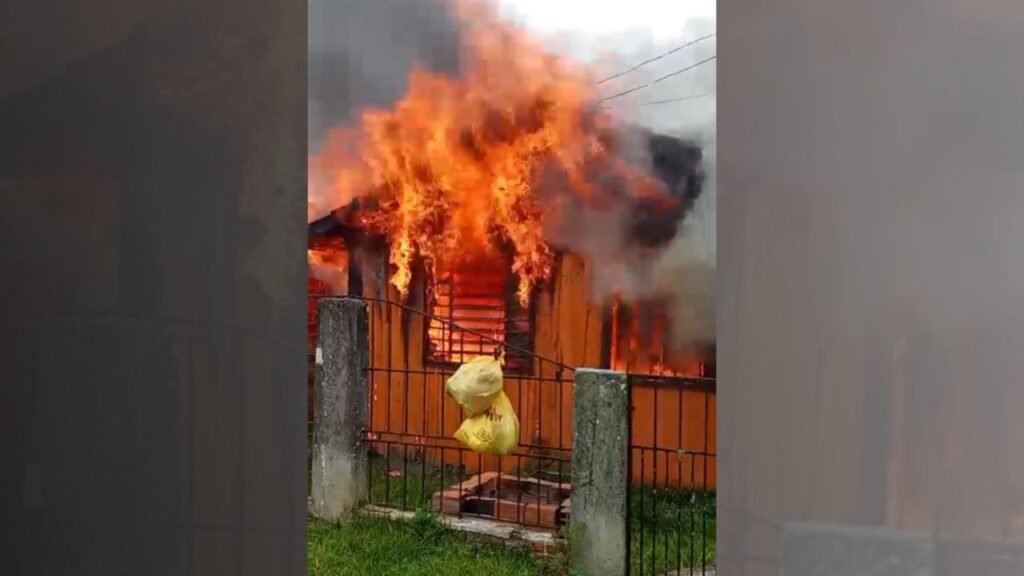 Residência atingida por incêndio na Vila Mariana, em Prudentópolis