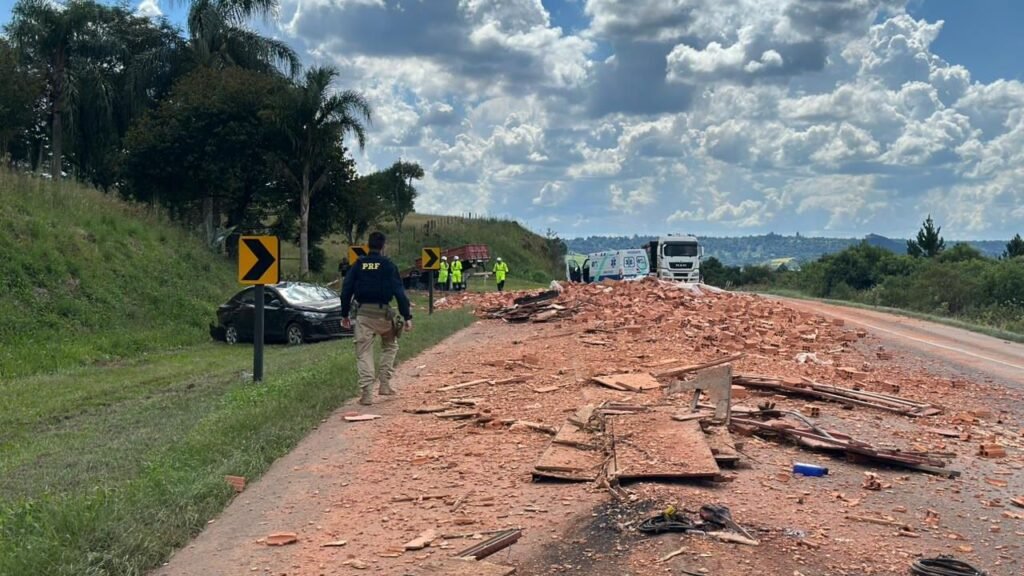 Acidente na BR-277 em Guarapuava após carga de tijolos se soltar de caminhão e atingir veículos