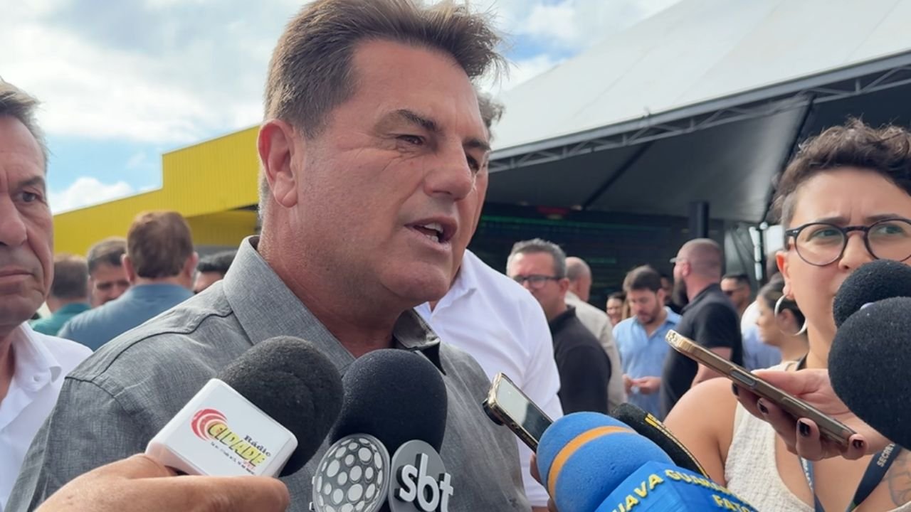 Baitala durante coletiva de imprensa nesta sexta-feira (20), no aeroporto de Guarapuava.