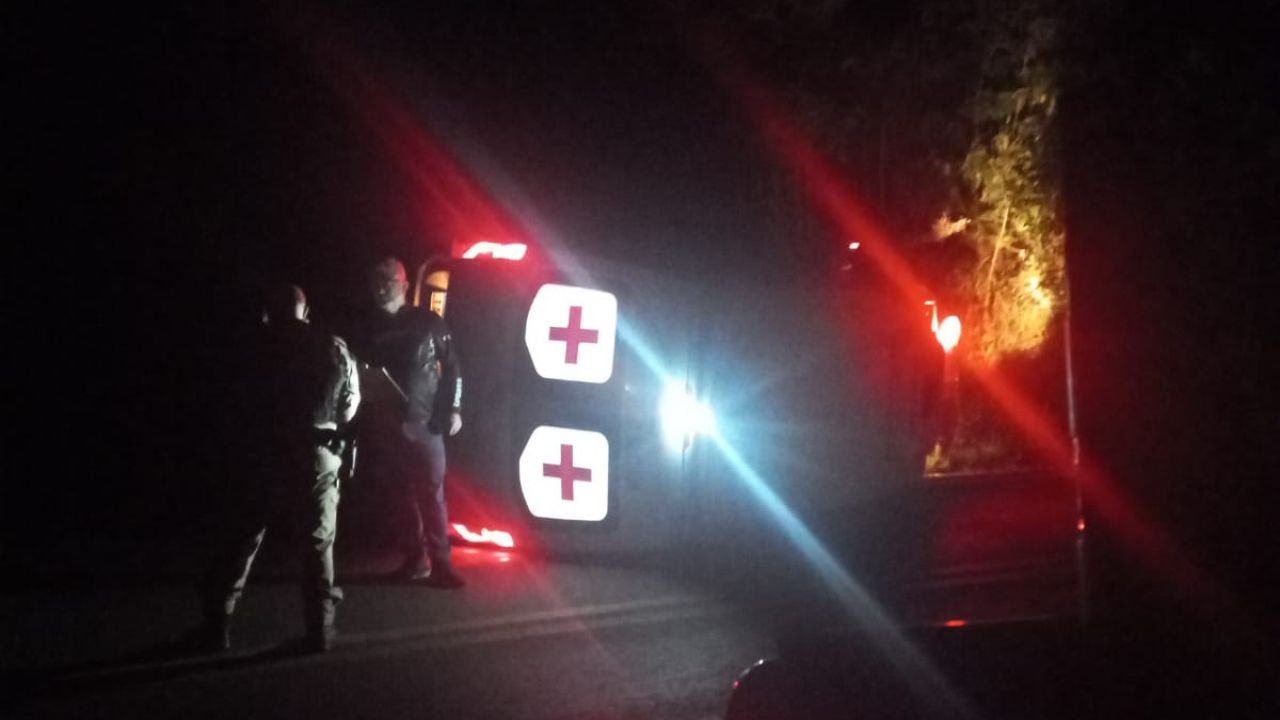 Ambulância tombada na PRC-466 entre Manoel Ribas e Pitanga
