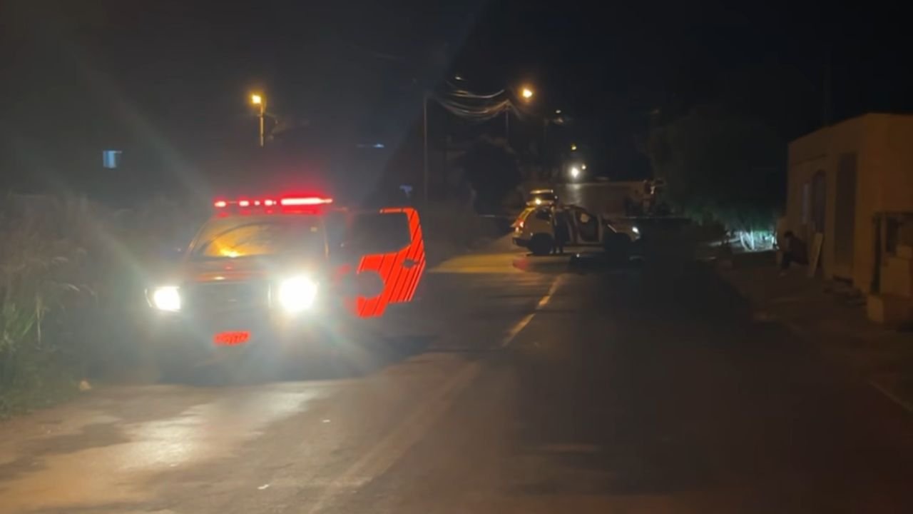 Viatura da Polícia Militar em local isolado após homicídio registrado no bairro São Cristóvão, em Pinhão